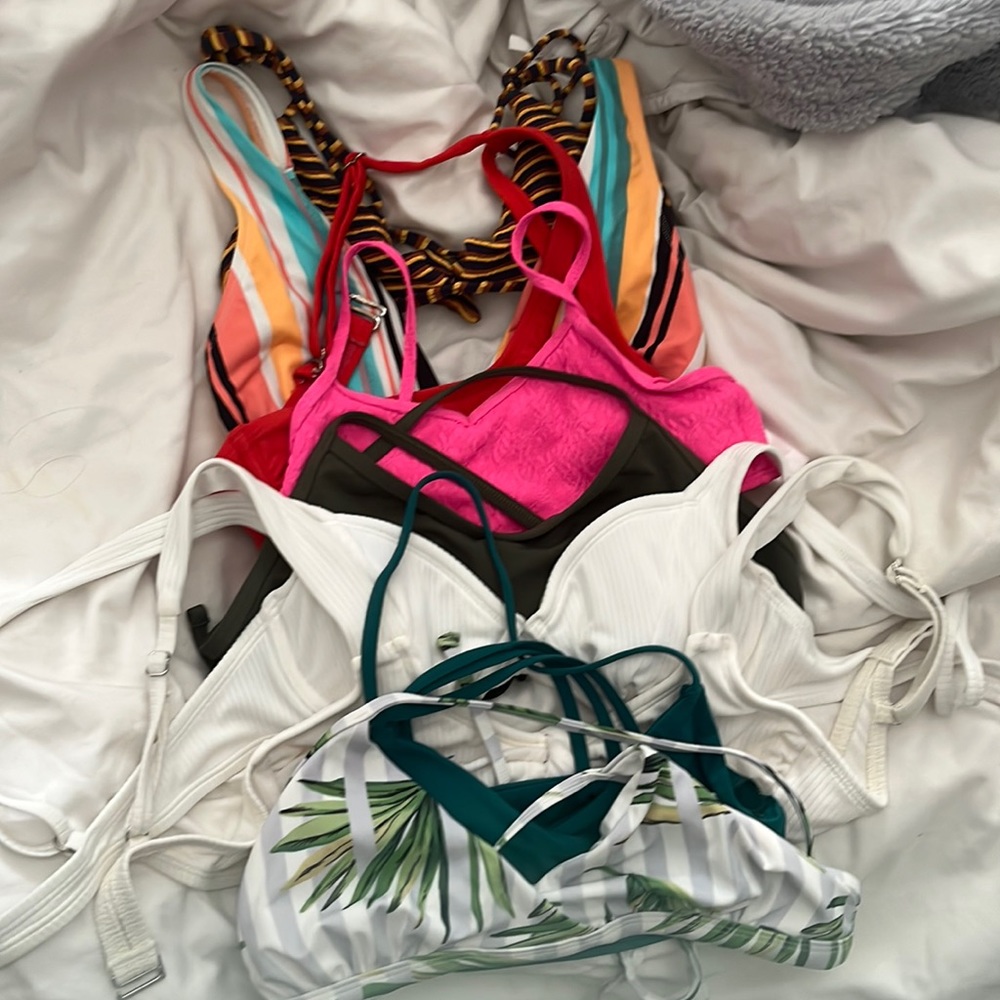 PACK IF 9 NAME BRAND BIKINI TOPS